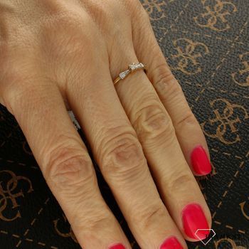 Pierścionek złoty DIAMENT żółte i białe złoto, trzy diamenty P 7022.jpg